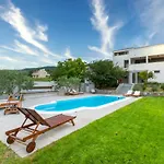 Ume - Heated Pool, Sauna, Volleyball Court *