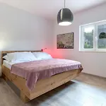 Semesterbostad Ume - Heated Pool, Sauna, Volleyball Court Tugare