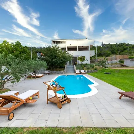 Ume - Heated Pool, Sauna, Volleyball Court Tugare