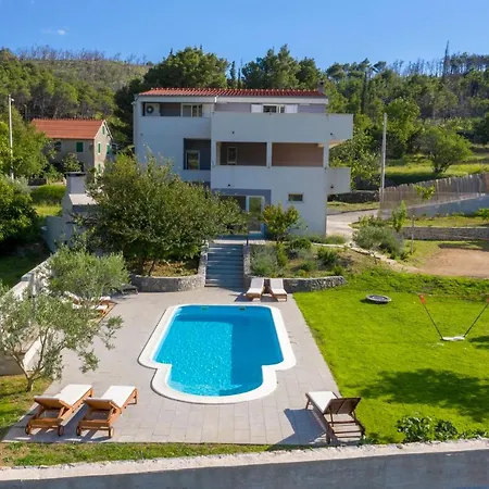 Ume - Heated Pool, Sauna, Volleyball Court Tugare